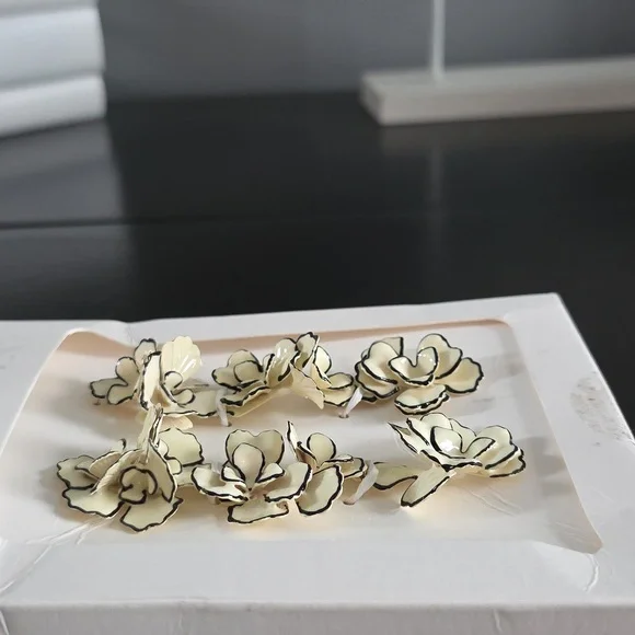 ZARA Contrast Flower Earrings - Picture 9 of 14